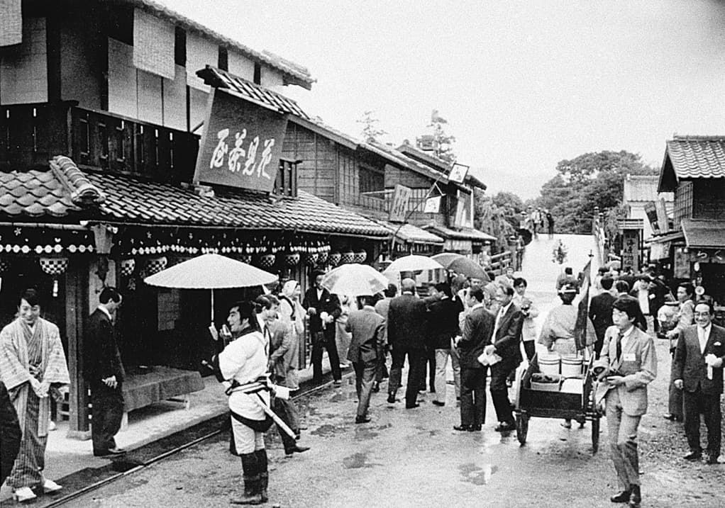 Tōei’s Uzumasa Kyoto Village soon after its opening (as Tōei Kyoto Studio Park) in 1975. The open set continues to serve both as a theme park and as an active filming location for period dramas. (© Kyōdō)