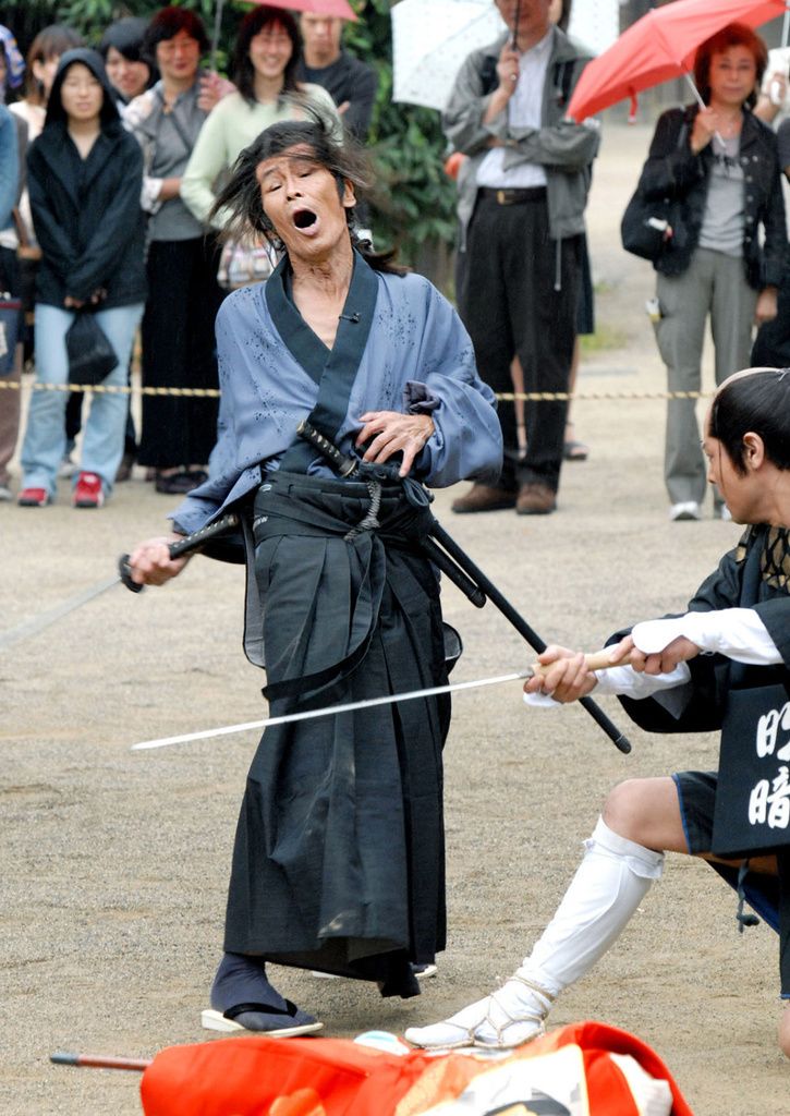 Fukumoto Seizō (1943–2021) performing as a sword-fighting extra at Uzumasa Kyoto Village. After joining Tōei as a contract actor at age 15, he appeared in countless jidaigeki productions—as well as the 2003 Hollywood film The Last Samurai—and became known as “the man who was cut down 50,000 times.” (© Kyōdō)