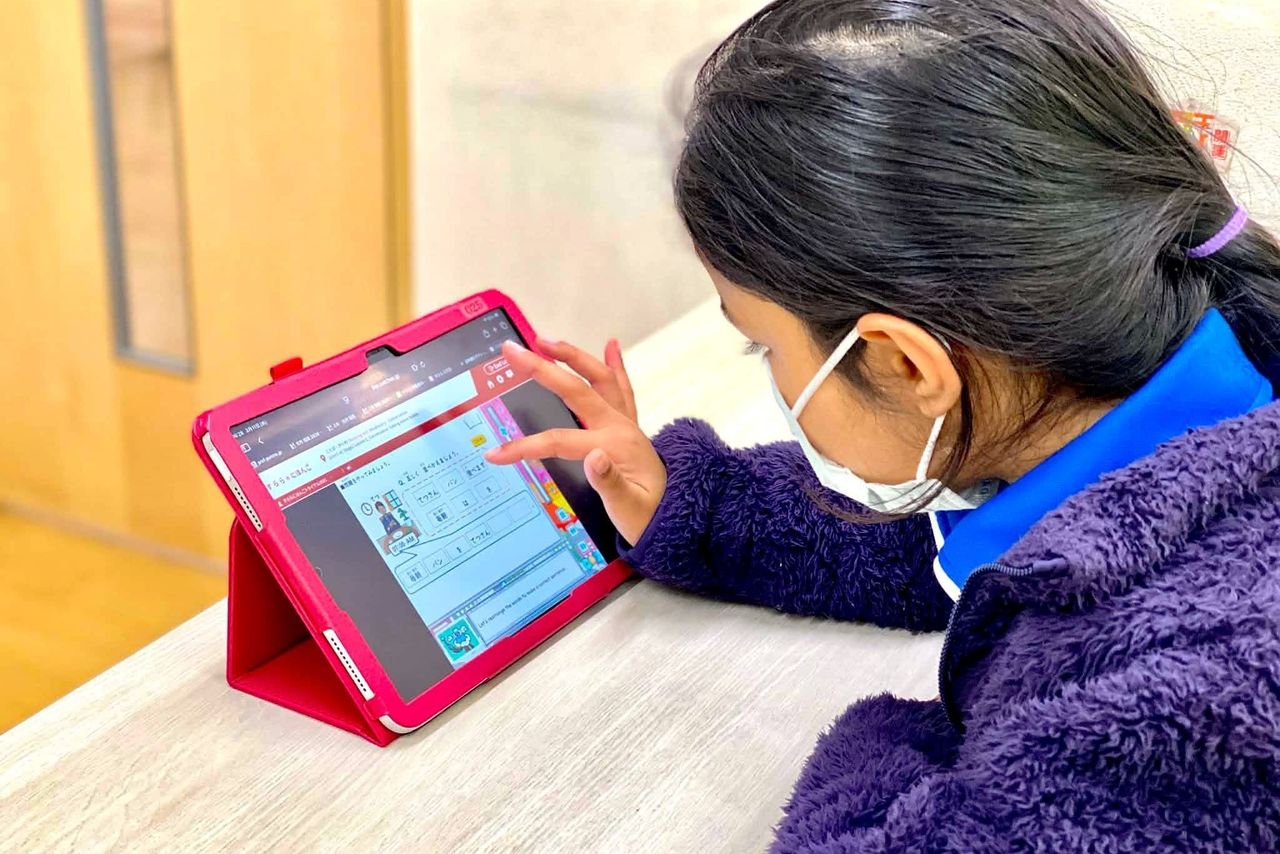 Surala Nihongo is also used at a growing number of cram schools that accept foreign students. At Shingaku Juku Quest in Tatebayashi, Gunma, Surala Nihongo was introduced for students with Burmese backgrounds. (Courtesy Shingaku Juku Quest)