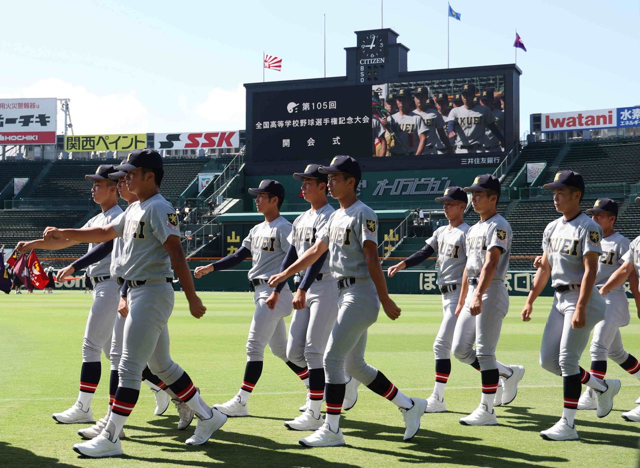 Rehearsal for the opening ceremony of the summer National High School Baseball Championship at Kōshien Stadium, where extreme heat has become a growing concern. (© Jiji)