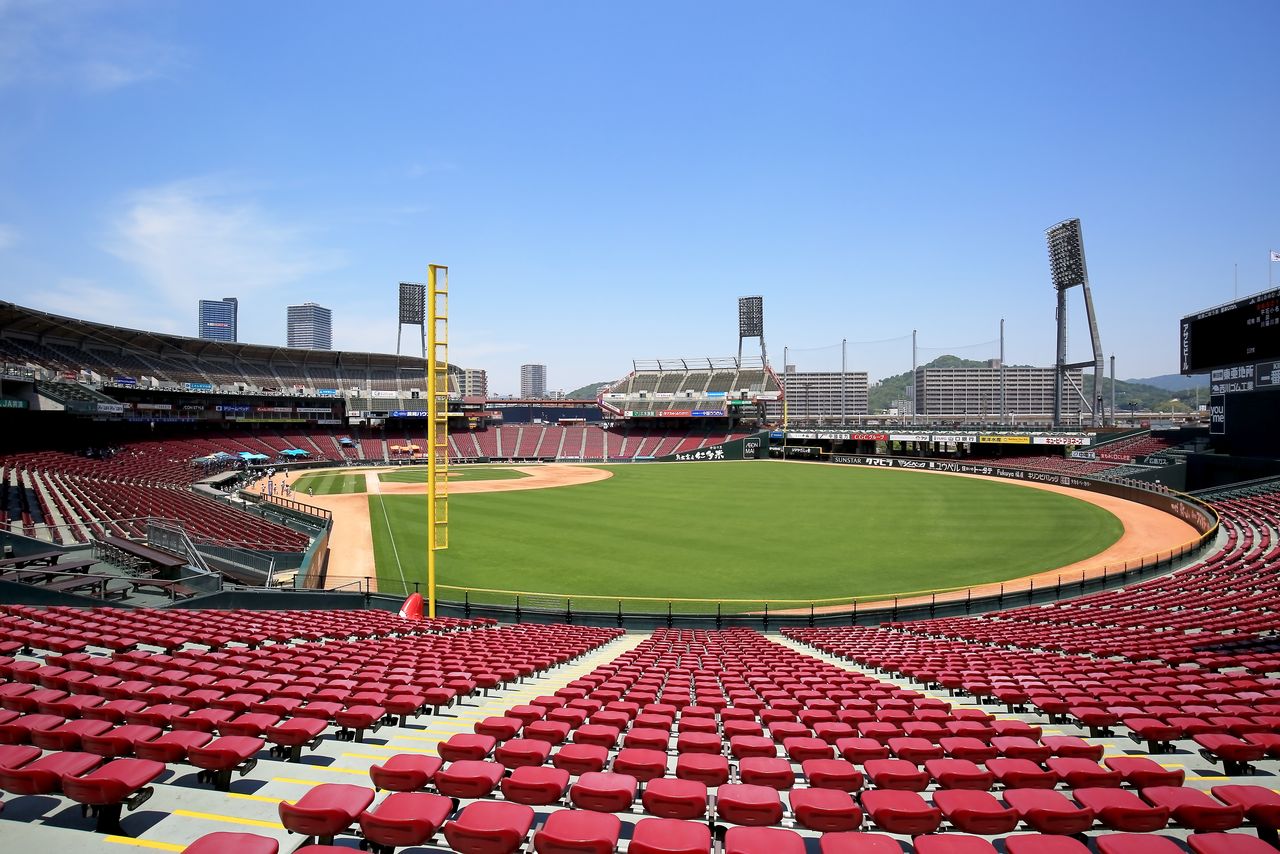 Mazda Zoom Zoom Stadium Hiroshima, an open air ballpark known for its expansive, asymmetrical field. (© Pixta)