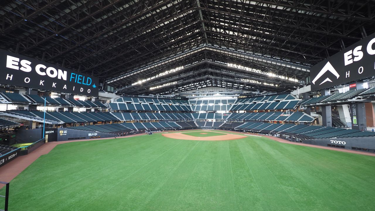 Es Con Field, equipped with a retractable roof for all weather use. (© Pixta)
