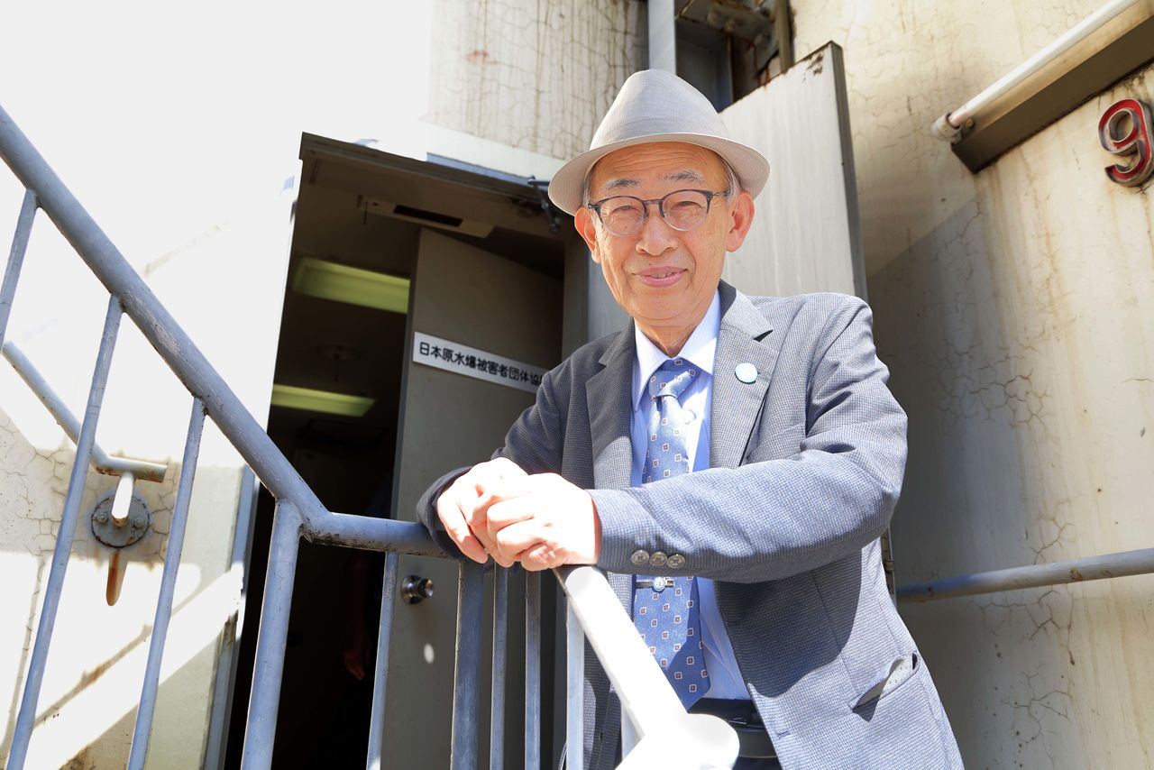 Hamasumi outside Hidankyō’s Tokyo headquarters. (© Hanai Tomoko)