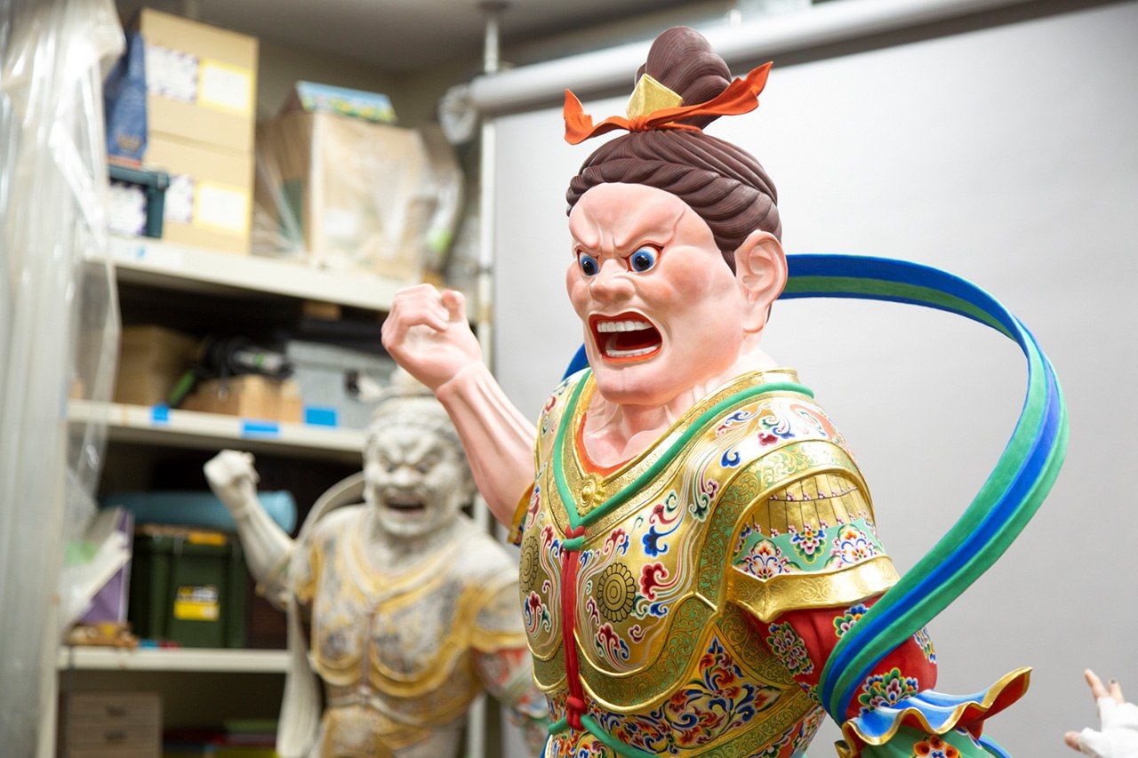 A clay statue in the foreground; in the background is a re-creation of the original dry-lacquered version. Shigematsu Yūshi created them both based on computerized data provided by Yamada Osamu, a speciallyappointed professor at the Tokyo University of the Arts. (© Kawamoto Seiya)