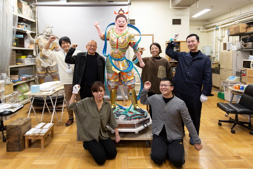 Back row, from left: Assistant Professor Kojima Hisanori, Professor Yabuuchi Satoshi, research assistant Yamada Aki, Cho Hinbun; front row, from left: lecturer Inuma Haruko, Shigematsu Yūshi. (© Kawamoto Seiya)