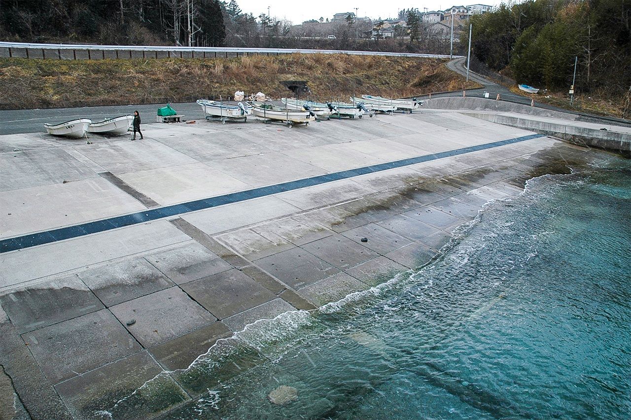 The site of a suspended seawall construction project in Kusakizaki. Behind it runs a dedicated bus route that replaced the badly damaged Kesennuma railway line.