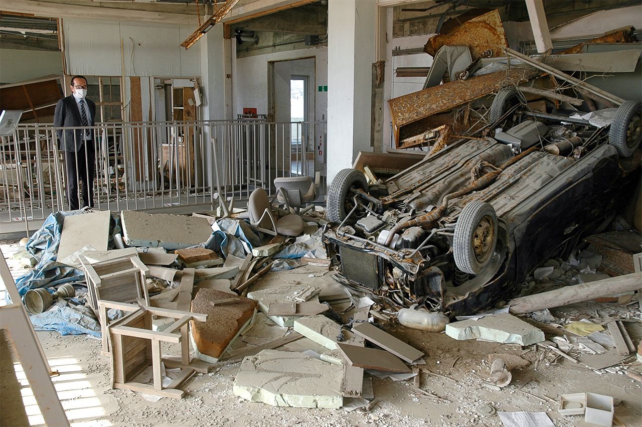The ruins of the building that formerly housed Kesennuma Kōyō High School have been preserved as a memorial. The overturned car on the third floor testifies to the horrific force of the tsunami.