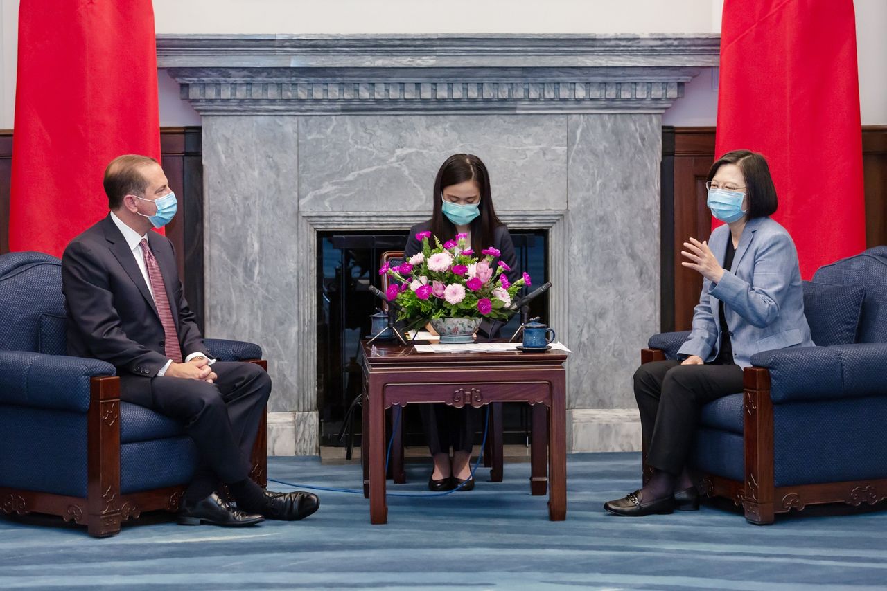 Taiwanese President Tsai Ing-wen (right) and US Secretary of Health and Human Services Alex Azar (left) meet in Taipei on August 10, 2020. Azar was the highest ranked government official to have visited Taiwan after the severing of official US-Taiwan diplomatic relations in 1979. (© Taiwan Jiji; courtesy the Office of the President, ROC).