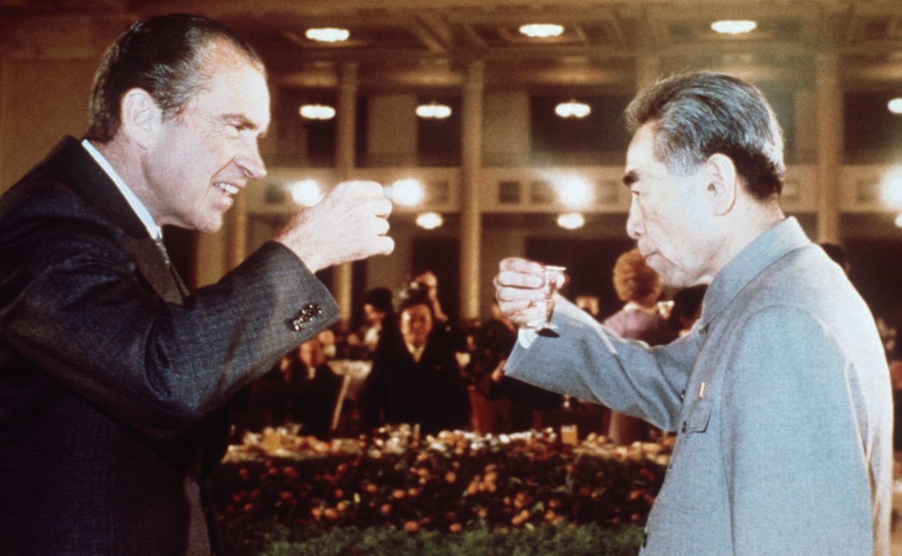 President Richard Nixon and Premier Zhou Enlai share a toast at the Great Hall of the People during the US leader’s historic visit to Beijing, February 25, 1972. © AFP/Jiji.