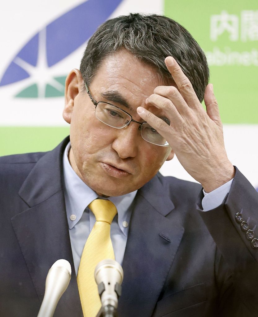 Minister for administrative reform Kōno Tarō announced a temporary halt to applications for workplace and local government mass vaccinations due to supply concerns. (© Kyōdo).