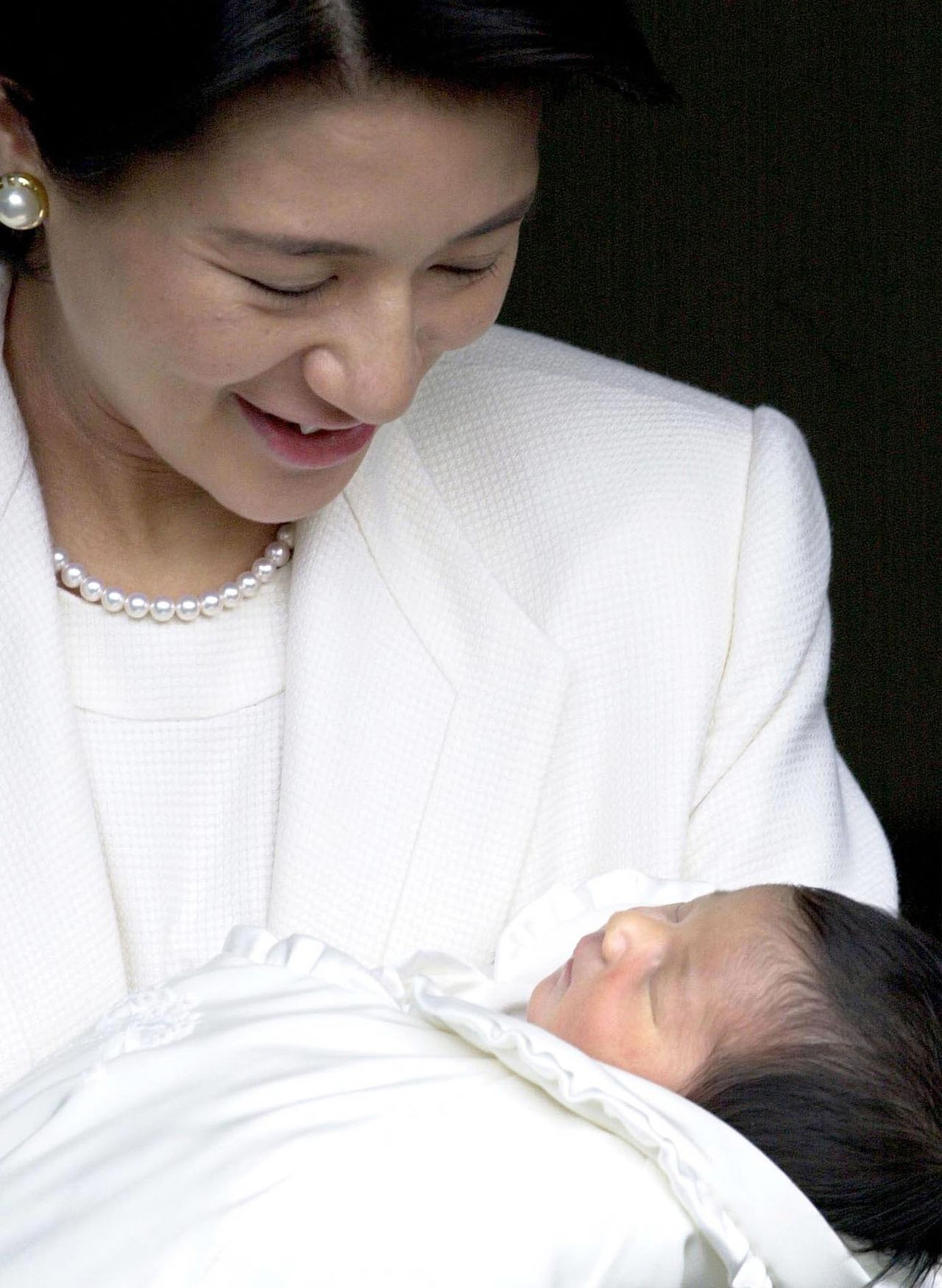 Crown Princess Masako holds Princess Aiko after leaving the Imperial Household Hospital. (© Reuters)