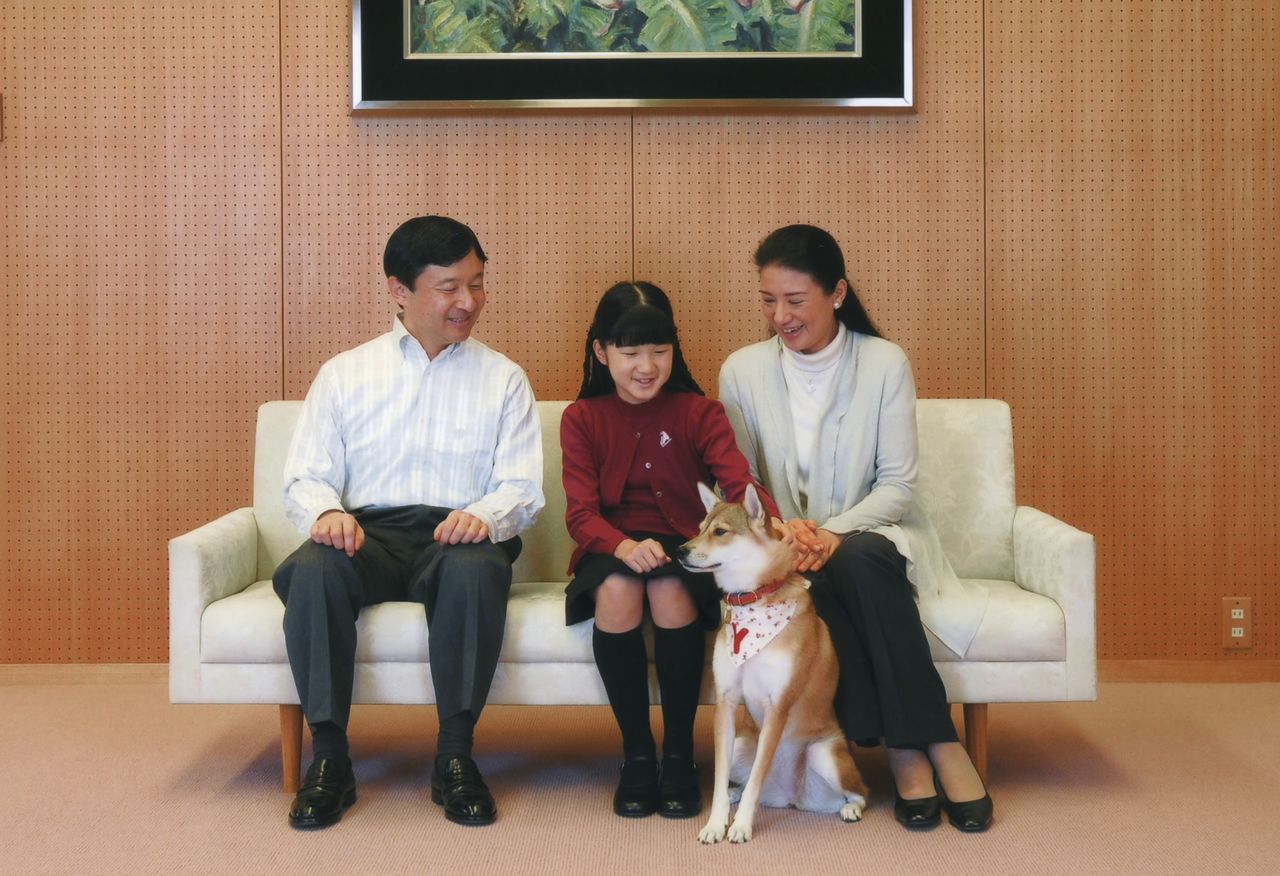 Yuri joins a family photo in November 2011. (Courtesy Imperial Household Agency; © Reuters)