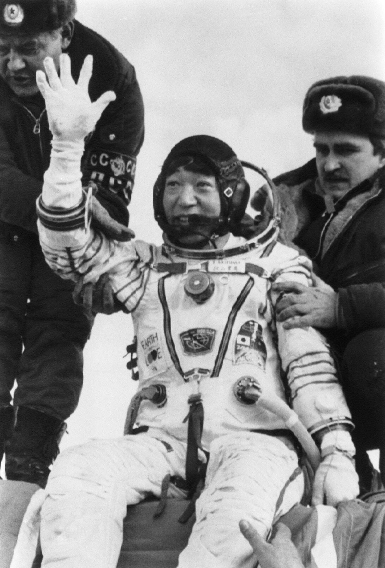 TBS reporter Akiyama Toyohiro waves and smiles on his safe return to earth near Arkalyk in the Soviet Union (now Kazakhstan). (© Jiji; pool photo)