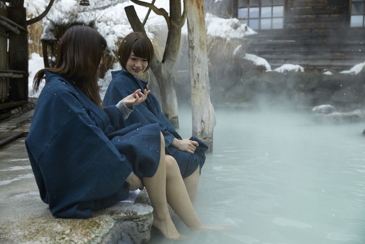 Ashiyu foot bath at Nyūtō Onsen. (© Pixta)   