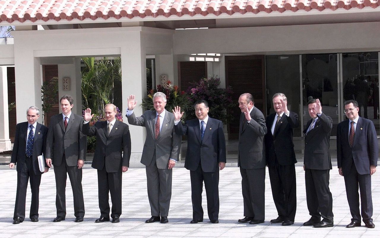 Group of Eight leaders gather for a commemorative photo in Nago on July 22, 2000. (© Jiji)