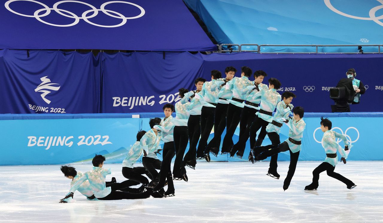 Despite mistakes, Hanyū completed the first ever move recognized as a quadruple axel during the Beijing Winter Olympics on February 10, 2022. (© Jiji)