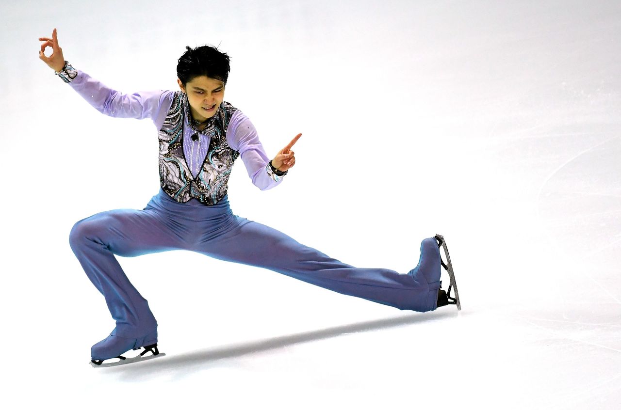 Hanyū Yuzuru strikes a pose during the short program at the Grand Prix Final in Marseille, France, on December 8, 2016. (© Jiji)