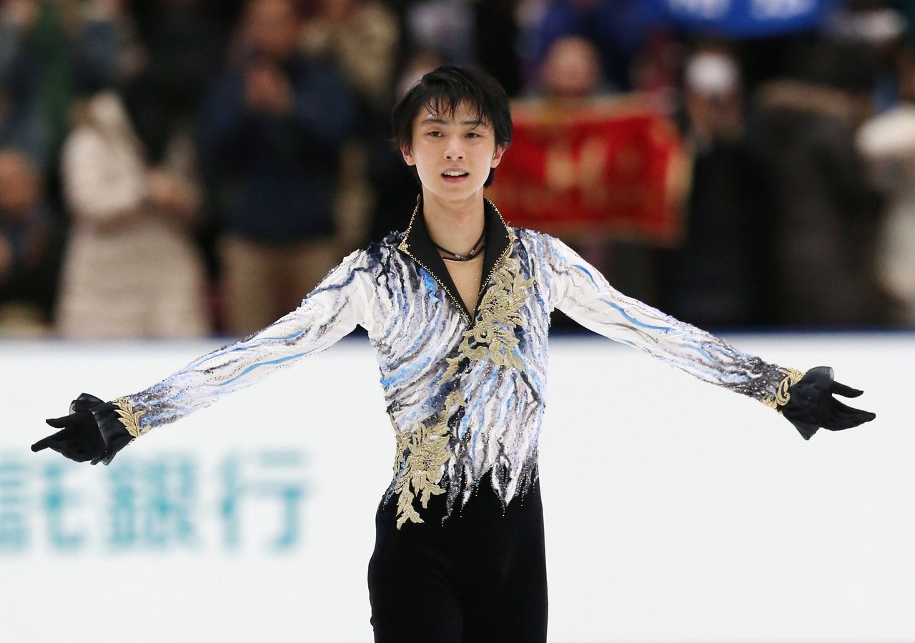 Hanyū Yuzuru after his free skating performance in the Japan Championships in Nagano on December 27, 2014. (© Jiji)