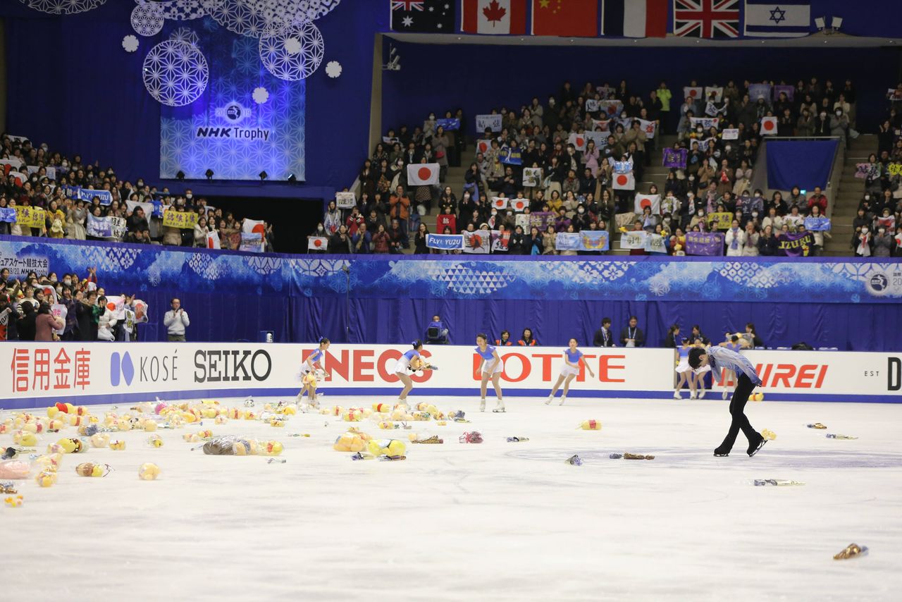 After his short program at the Grand Prix NHK Trophy, Hanyū fans throw Winnie-the-Pooh toys onto the rink at Makomanai Ice Arena in Sapporo on November 22, 2019. (© Jiji)