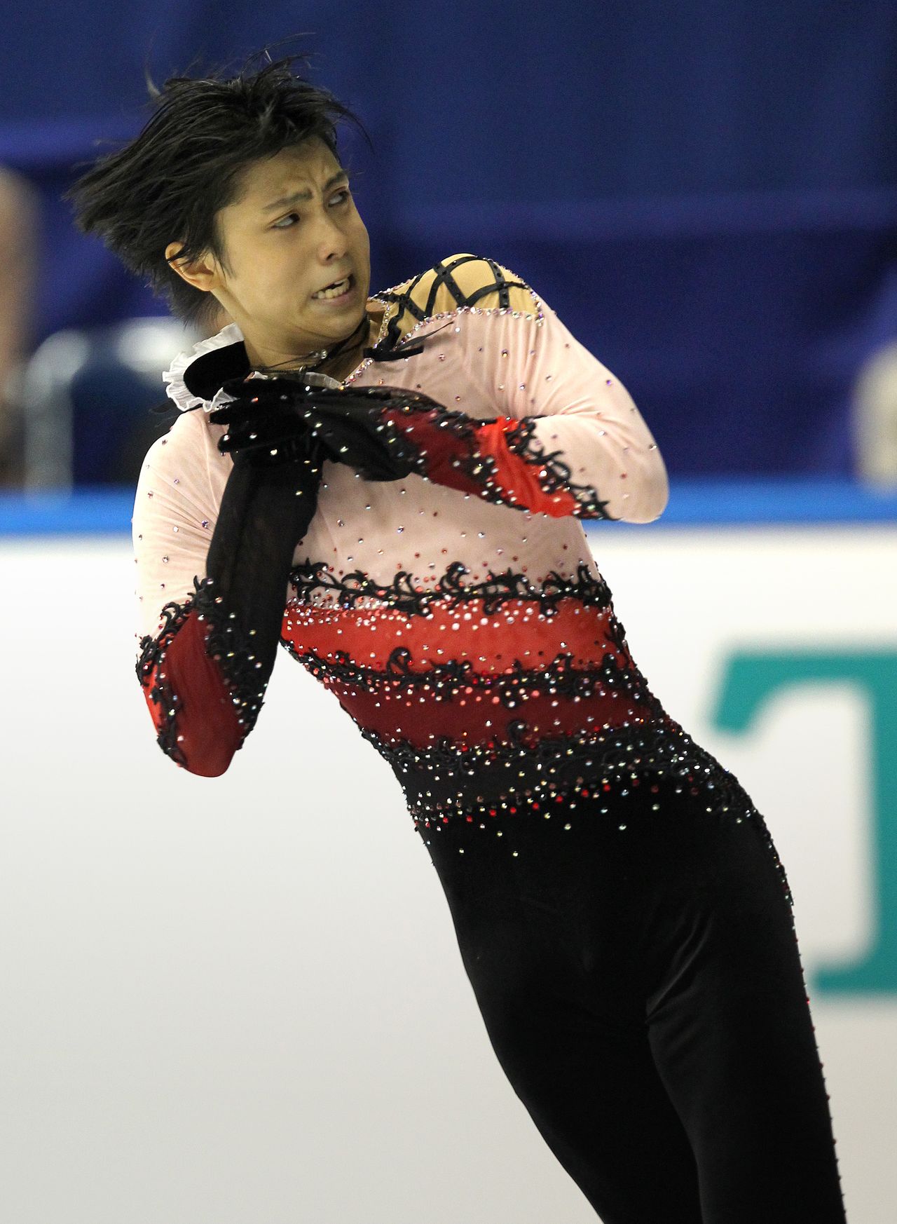 A 15-year-old Hanyū Yuzuru making his senior debut in the free skating at the Grand Prix NHK Trophy at the NGK Arena in Aichi Prefecture on October 24, 2010. (© Jiji)