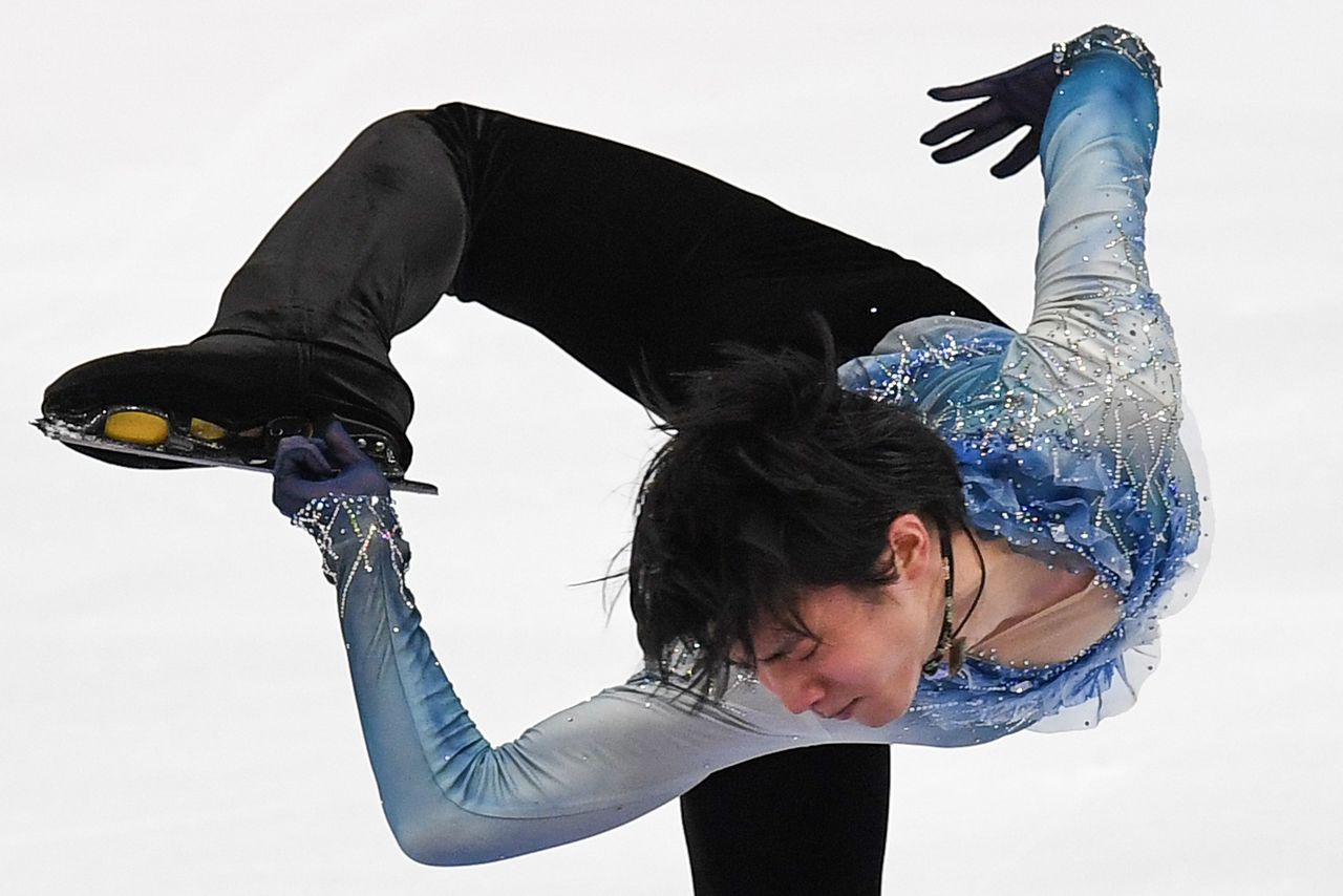 Hanyū Yuzuru in action in the short program at the Grand Prix Rostelecom Cup in Moscow on November 16, 2018. (© AFP/Jiji)