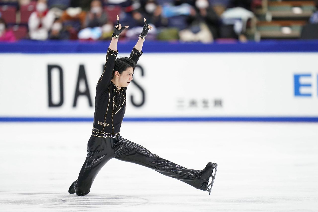 Hanyū Yuzuru performs in the short program at the 2020 Japan Championships. (© Jiji)