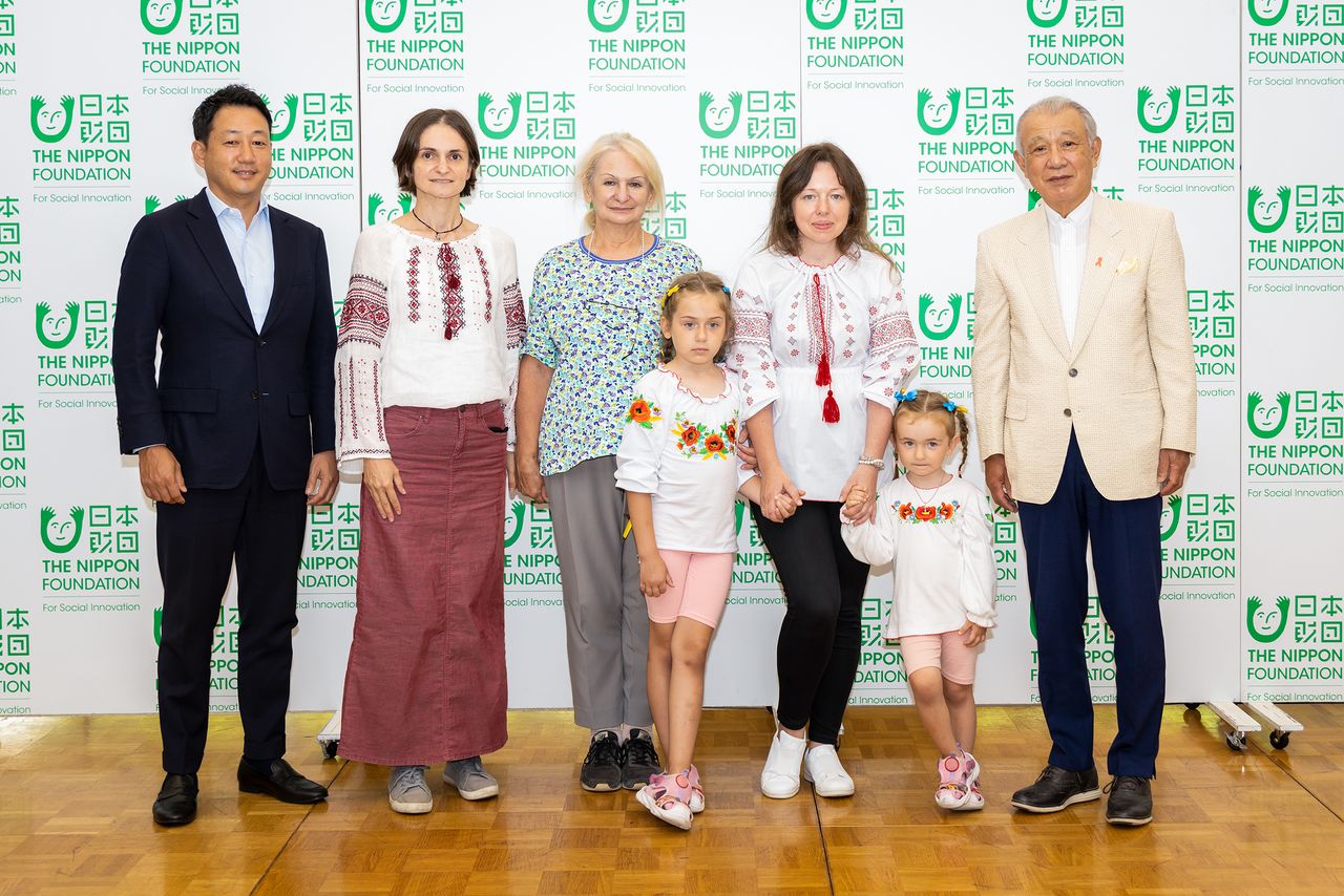 Olena Svidran (second from left), who acted as guarantor to bring her mother (third from left) to Japan, and Nataliia Muliavka (third from right), a Ukrainian refugee who came to Japan with her two young daughters. To the right of her is Sasakawa Yōhei, the chairman of the Nippon Foundation, and on the far left is its executive director, Sasakawa Junpei.