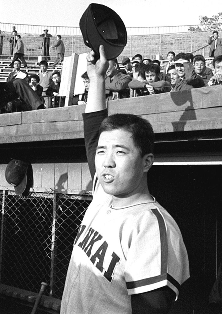 Nomura Katsuya was the first triple-crown holder in the postwar era. (© Kyōdō Images) 