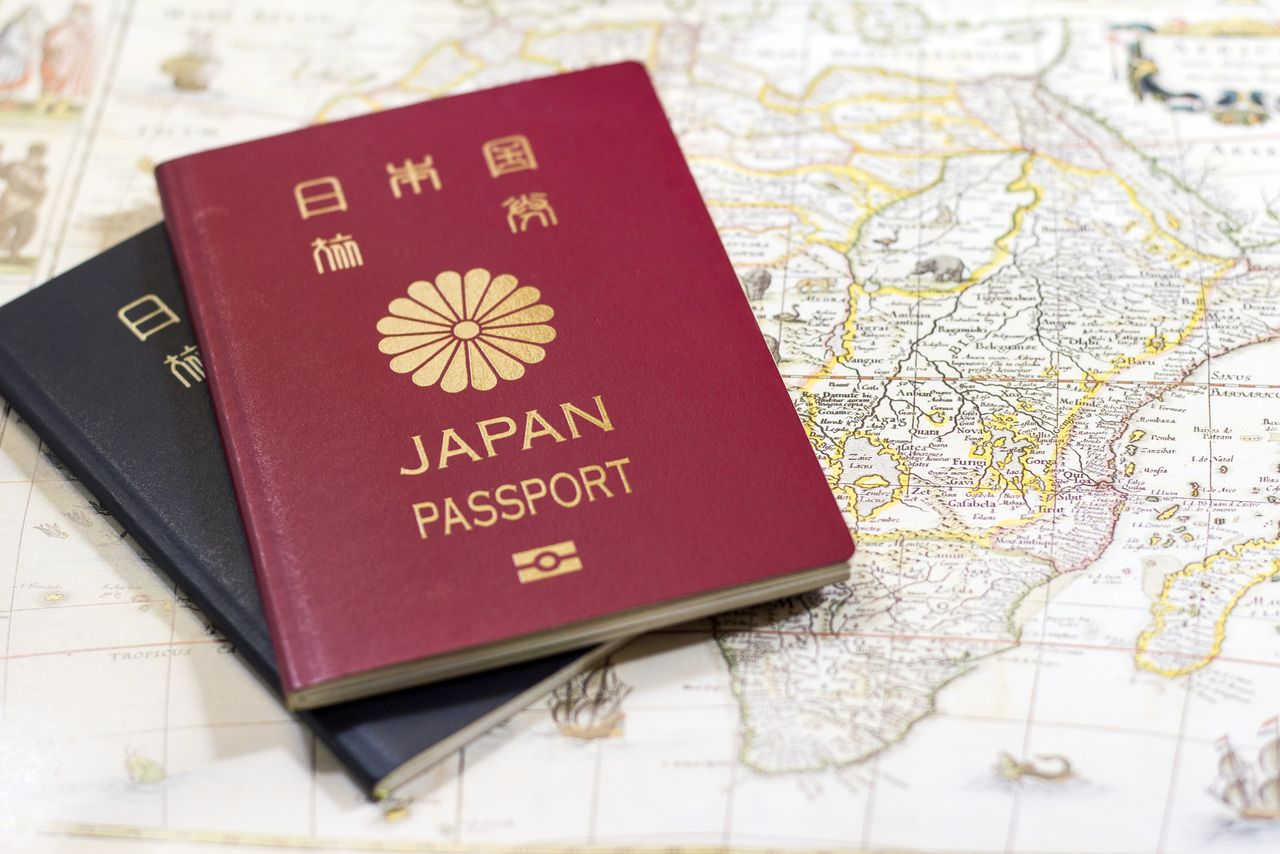 The chrysanthemum design on Japanese passports also has 16 petals. (© Pixta)