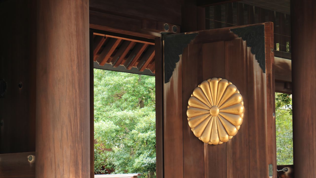 The large chrysanthemum crest on the gate of Yasukuni Shrine in Tokyo has a diameter of 150 centimeters. (© Pixta)