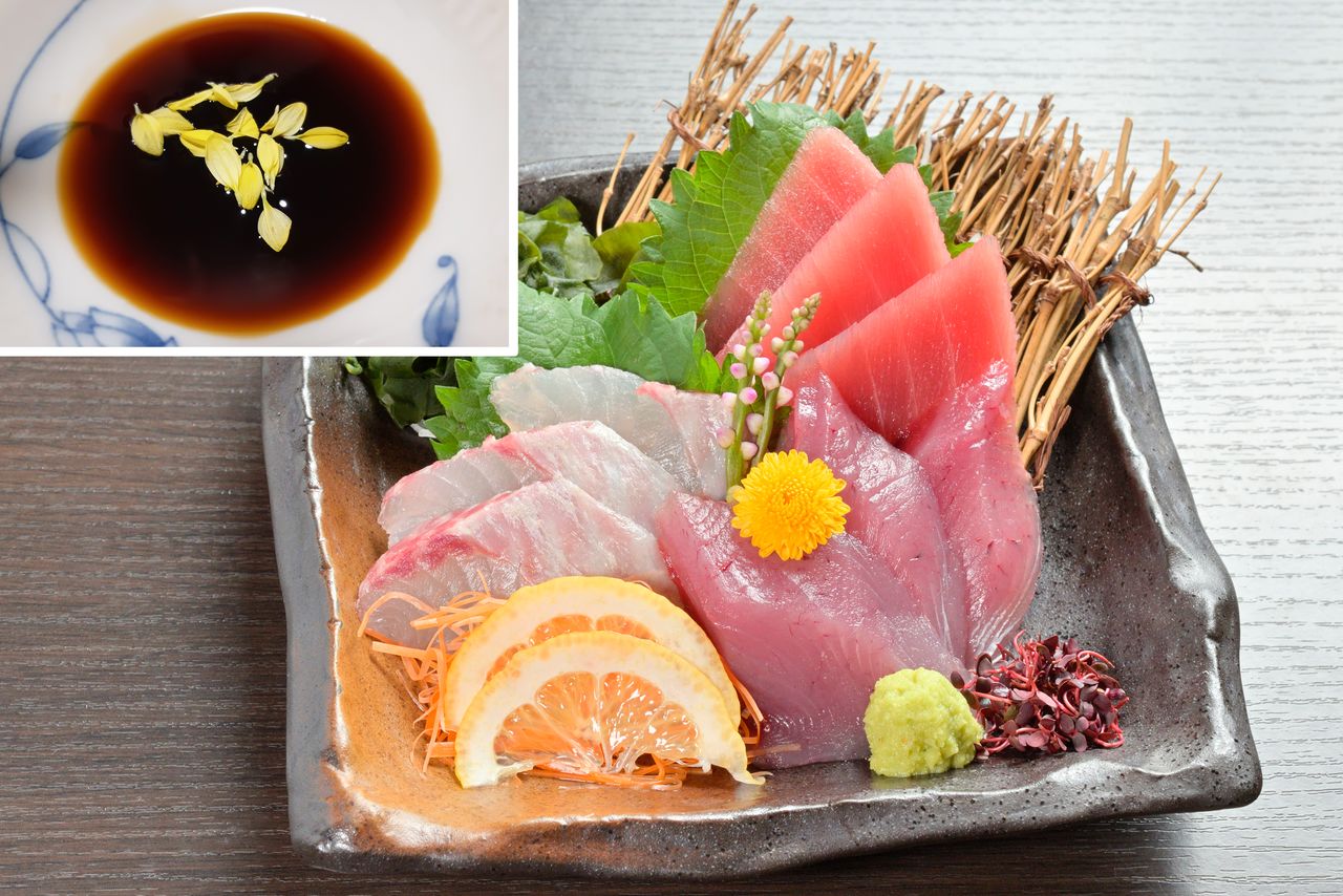 Small, edible chrysanthemum flowers are frequently used as a garnish for sashimi. (© Pixta)