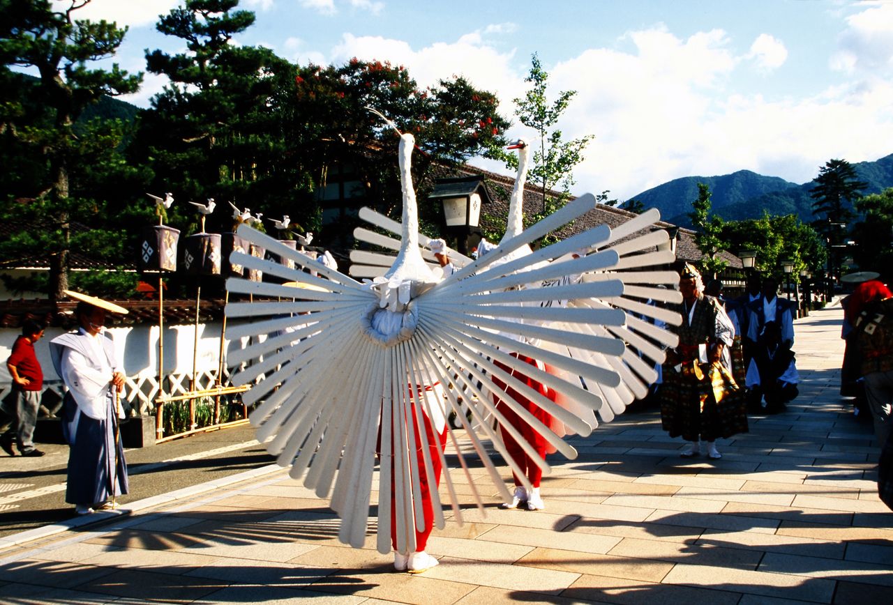 The Tsuwano Yasaka Jinja no Sagi Mai in Tsuwano, Shimane Prefecture. (© Shimane Prefecture Tourism Federation)