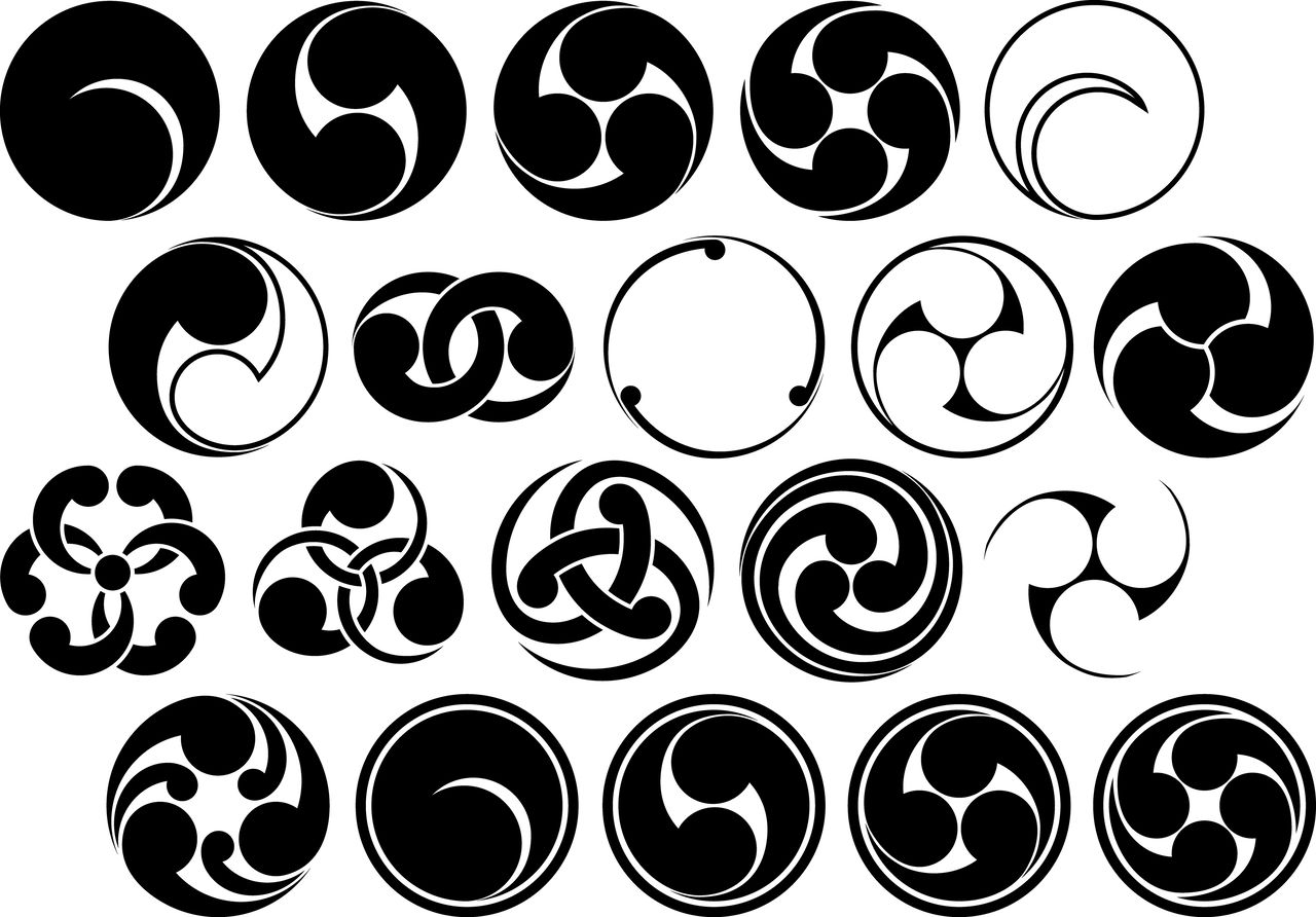 Crests showing variations in the tomoe swirl. (© Pixta)