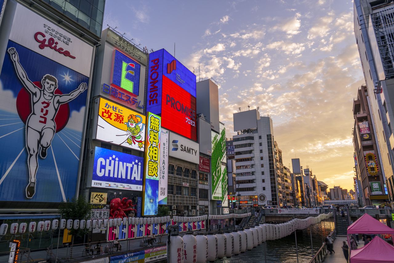 The iconic Glico runner sign that is a popular subject for photographs in Dōtonbori. (© Pixta)