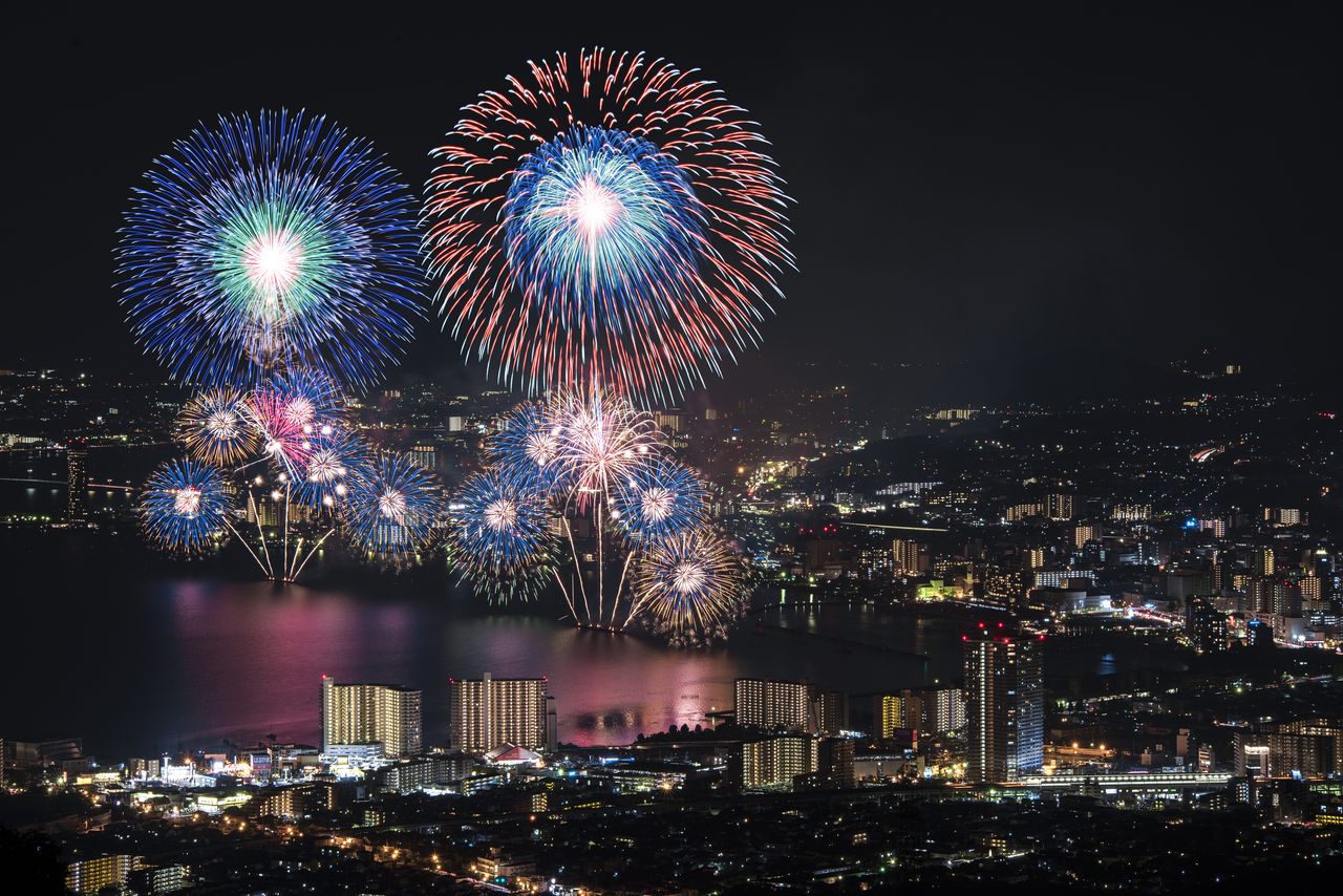 Lake Biwa Great Fireworks Festival is a traditional summer event, held annually around August 8. This year, 2023, will be the first time in four years it has been held. (© Pixta)