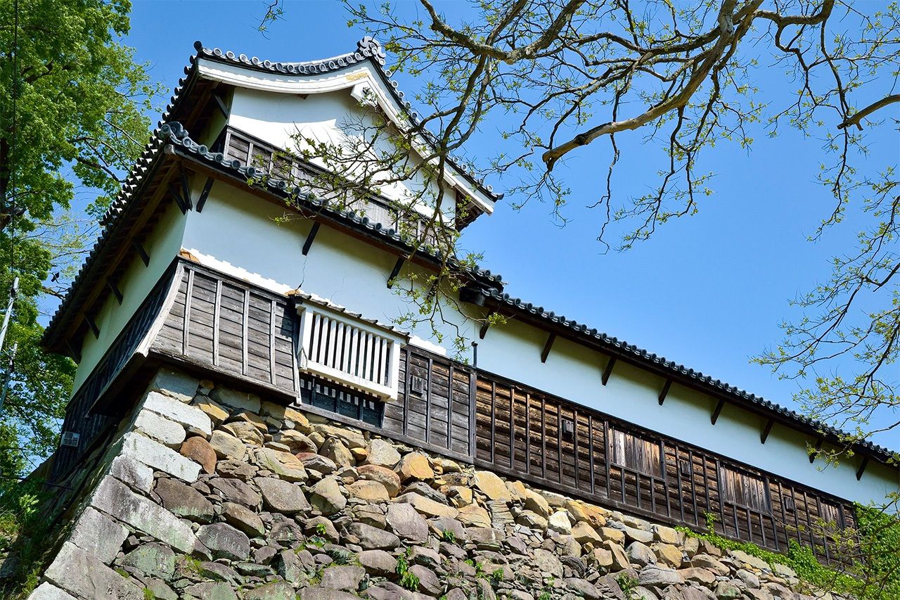 The tamon-yagura at Fukuoka Castle is a two-story turret (left) connected to a 54-meter nagaya longhouse. (© Pixta)