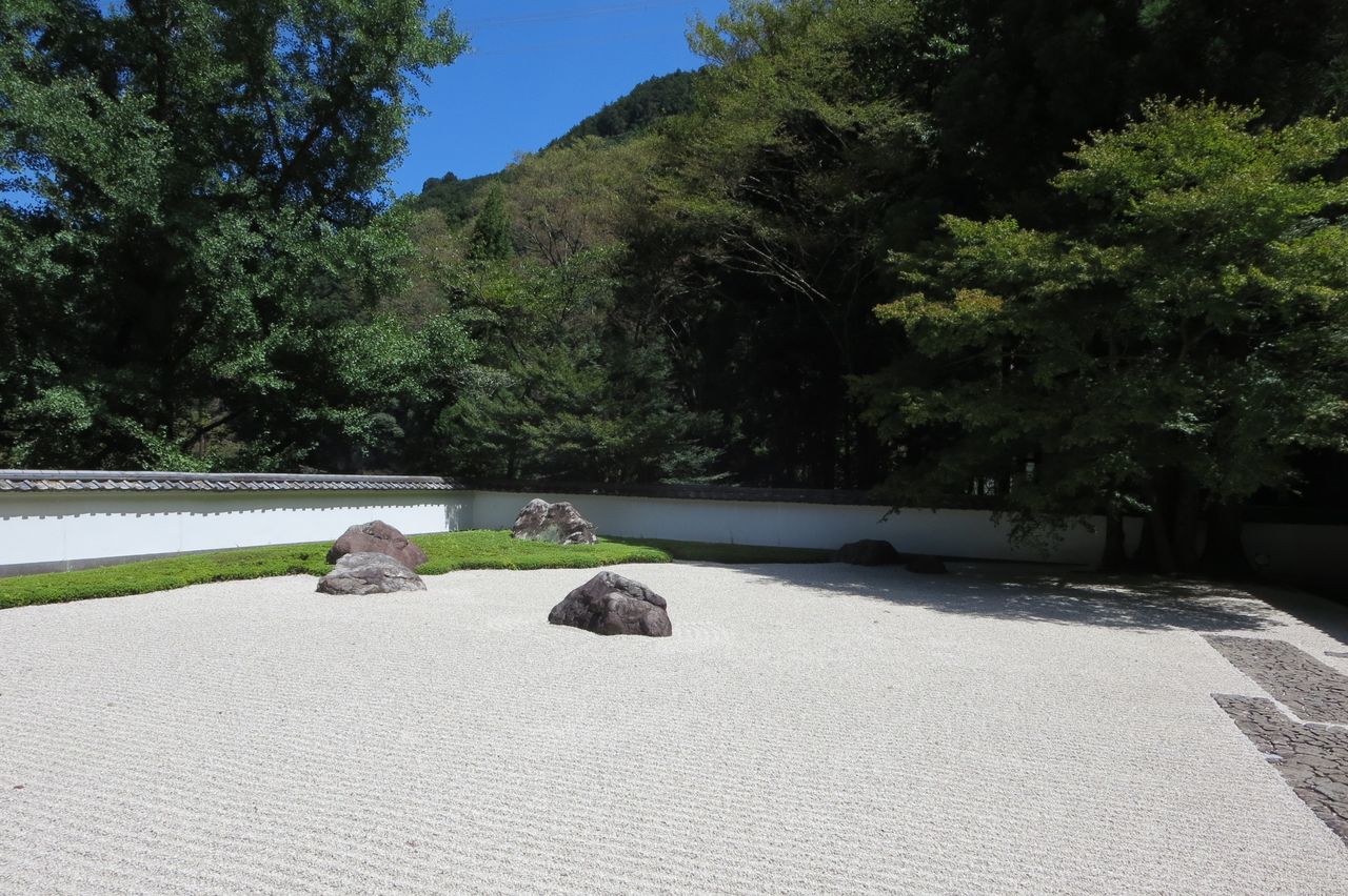 The karesansui (dry landscape) garden at the Gyokudō Art Museum in Ōme, Tokyo. (© Pixta)