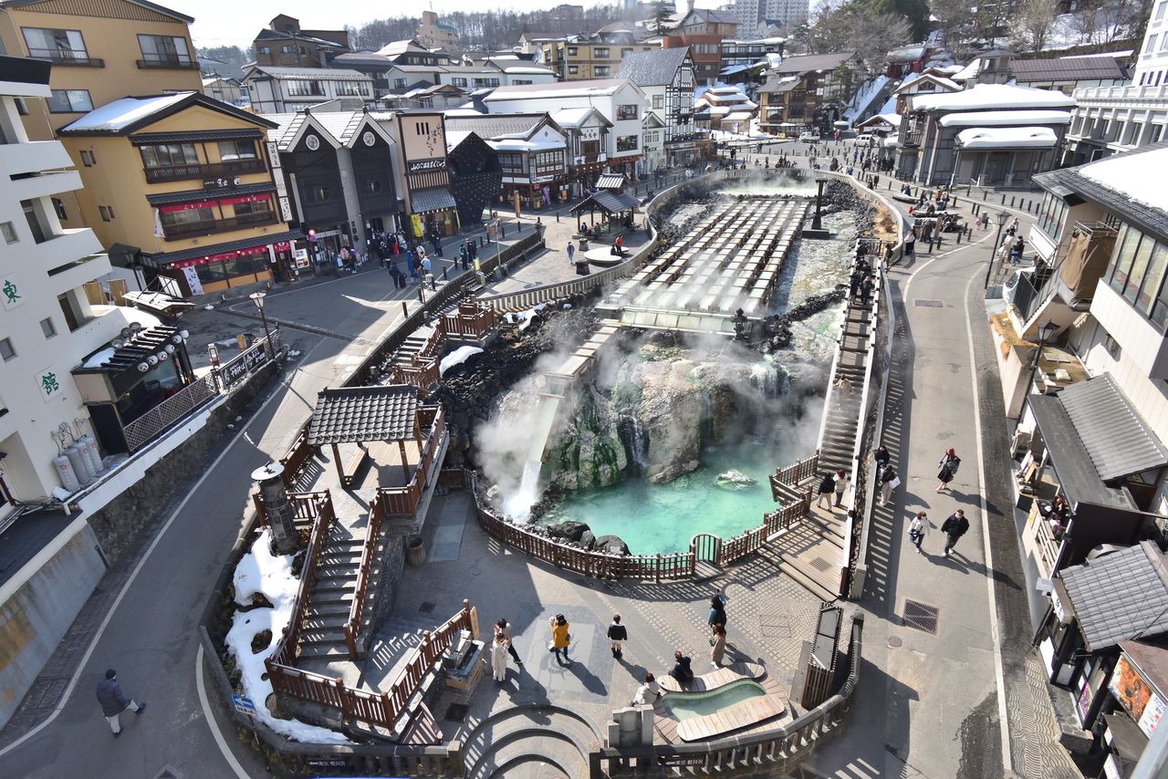 The centerpiece of Kusatsu Onsen in Gunma Prefecture is the iconic Yubatake (Hot Water Field) area, where visitors can enjoy a stroll after bathing. (Courtesy the Kusatsu Onsen Tourism Association)