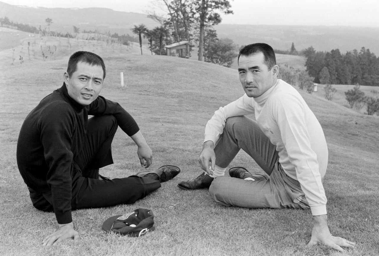 Nagashima Shigeo, at right, with Giants teammate Oh Sadaharu (date unknown). (© Jiji)