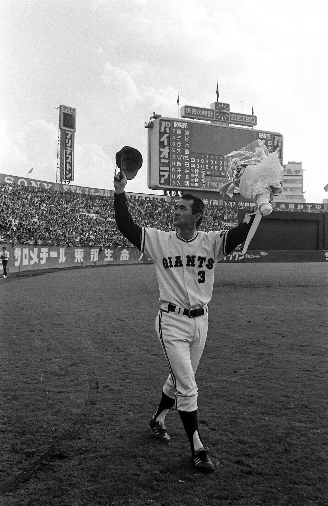 Nagashima Shigeo leaves the field for the last time as a player on October 14, 1974. (© Jiji)