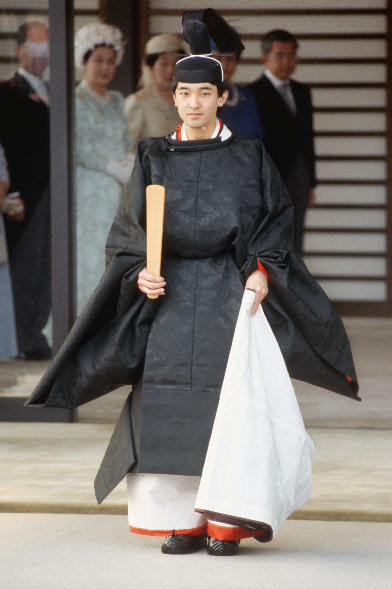 Prince Fumihito heading for the three sanctuaries on November 30, 1985. (© Jiji)