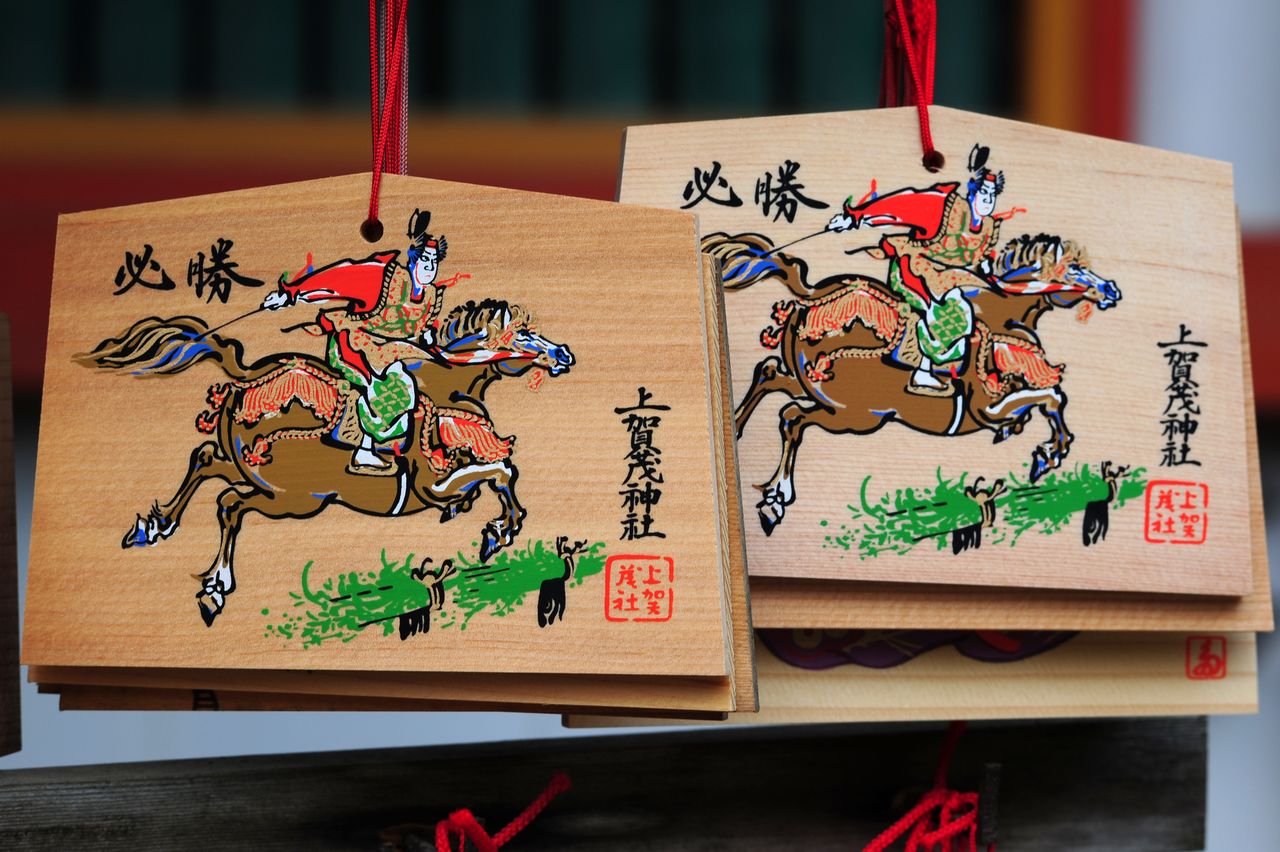 Ema votive tablets at Kamigamo Shrine in Kyoto. (© Pixta)