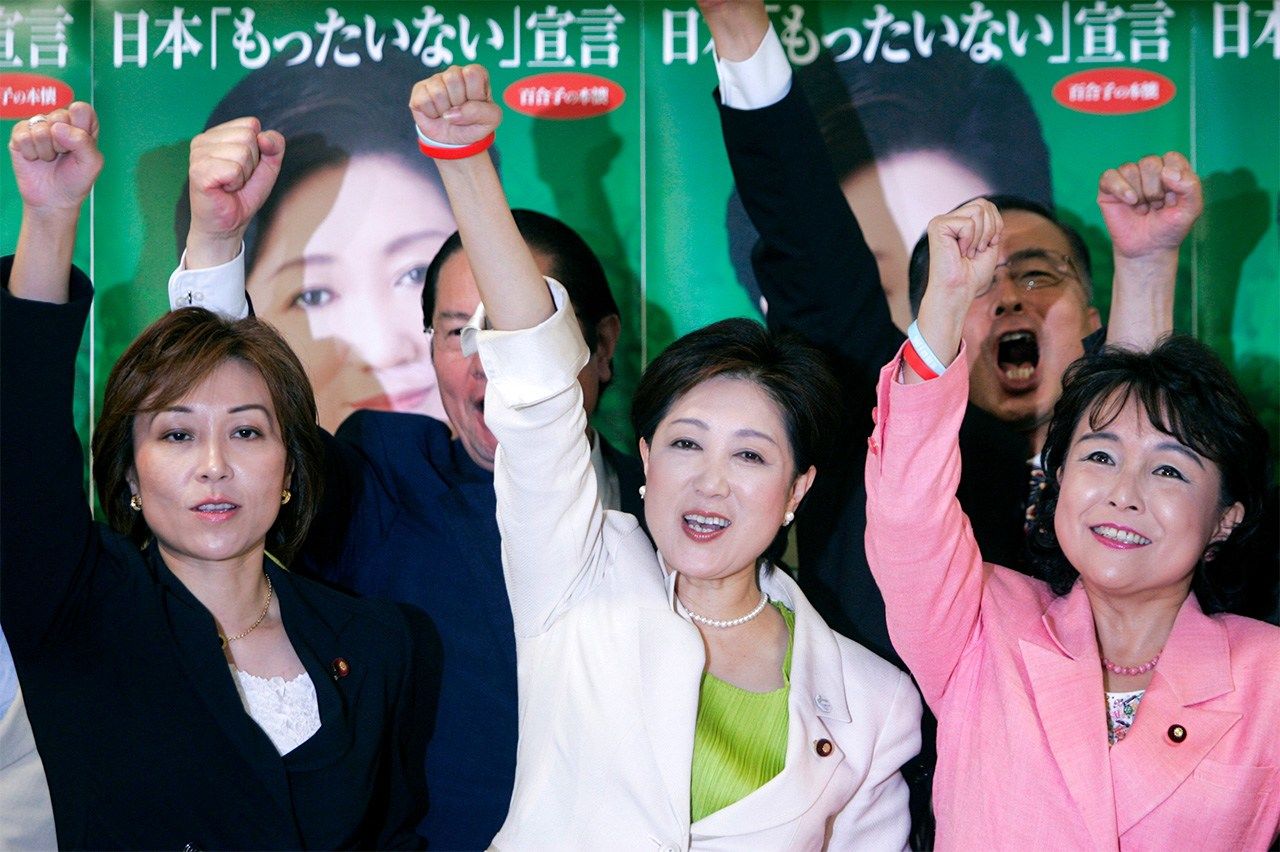 Koike Yuriko (center) campaigns to become LDP president. (© Reuters)