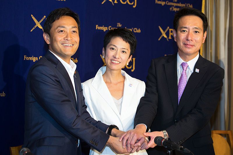 Renhō (center) stands between Tamaki Yūichirō (left) and Maehara Seiji (right) at a joint press conference at the Foreign Correspondents’ Club of Japan, Tokyo, by Democratic Party leadership candidates on September 14, 2016. (© Nippon.com)