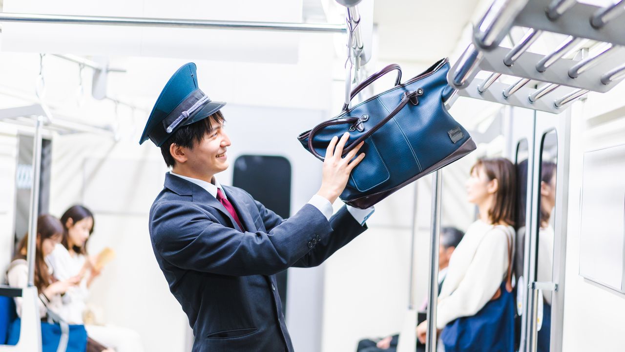 Finders Hand in Record ¥4.5 Billion in Lost Cash to Tokyo Police in 2025