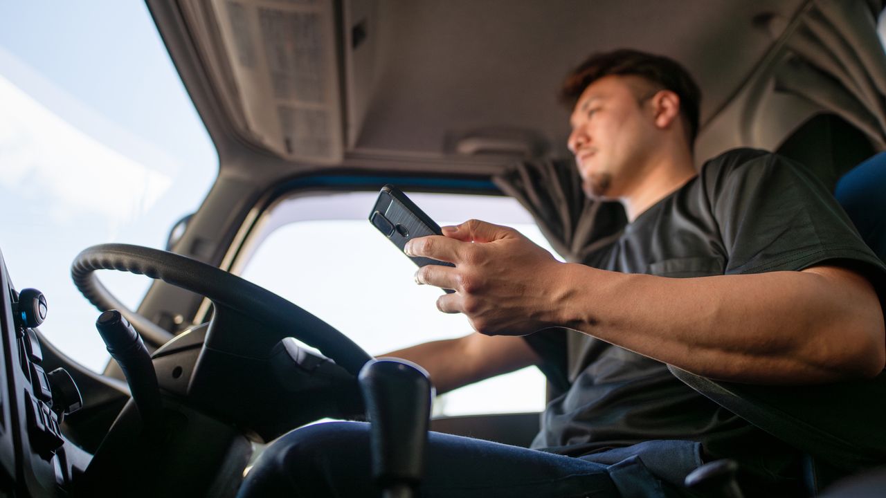Japan Sees Record Number of Traffic Accidents Involving Smartphone Use