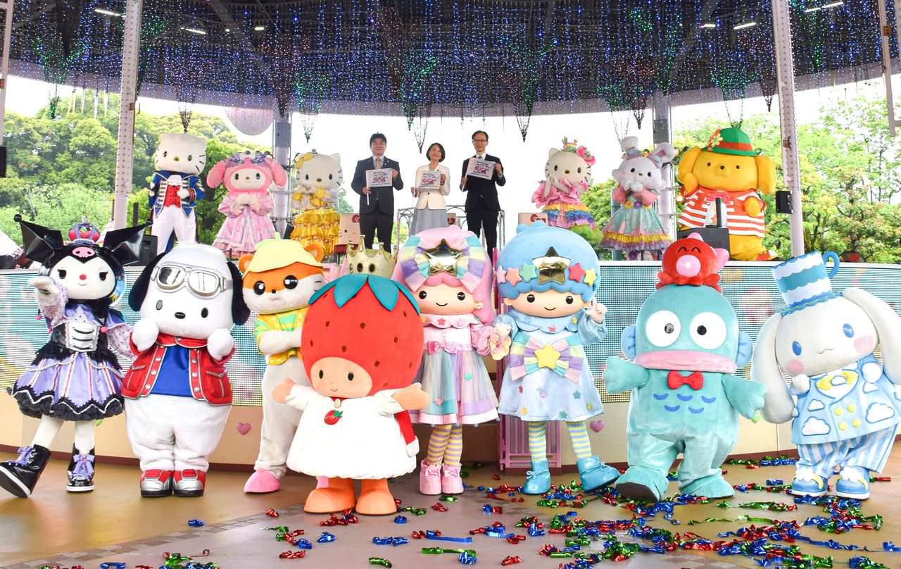 Hello Kitty and Pompompurin are among the 22 popular Sanrio characters gathered for a special ceremony celebrating Sanrio Character Park Harmonyland’s thirty-fifth anniversary in Hiji, Ōita, on April 26, 2026. (© Jiji)