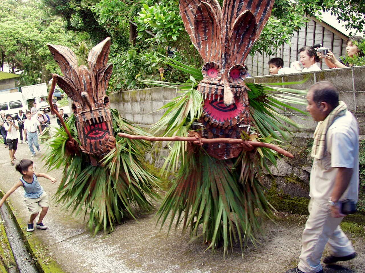 Boze on the lookout for evil spirits. (© Jiji)