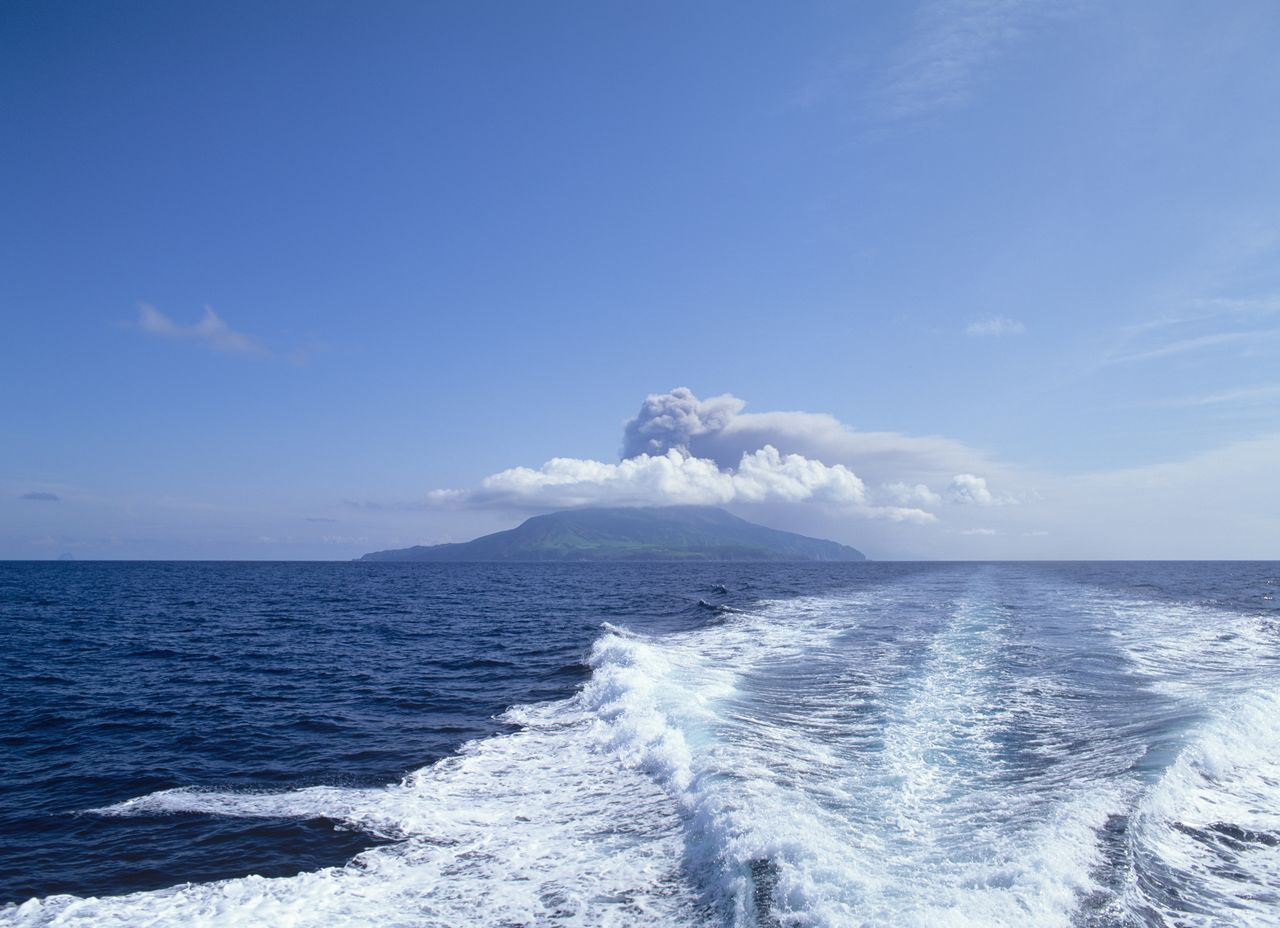 Smoke rising from an eruption on Suwanosejima. (© Pixta)