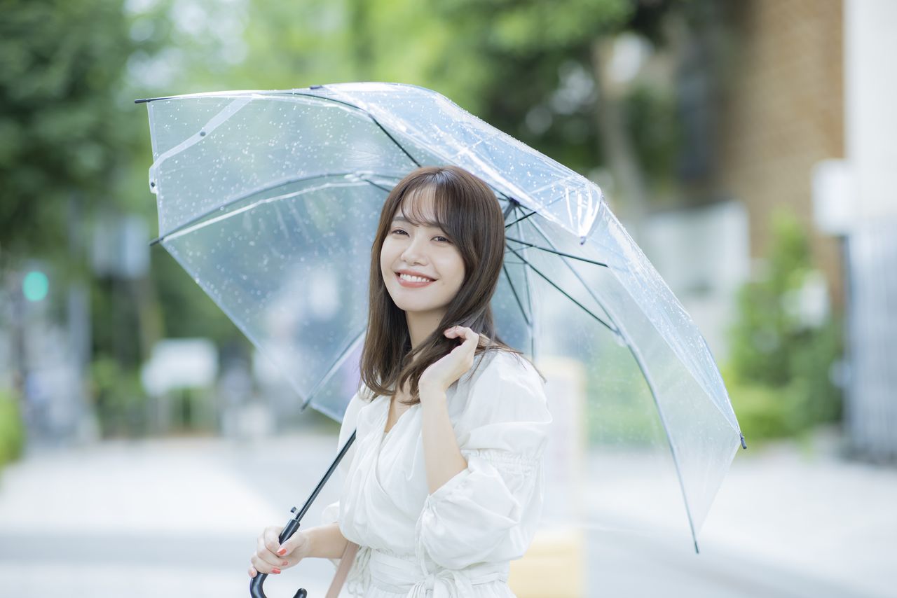 Plastic umbrellas are a popular item today. (© Pixta)